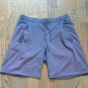 Athleta women’s Venture Bermuda shorts size 8